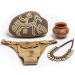 Collection d'artefacts culturels Khoisan incluant une roche avec peinture, un pagne en cuir, un pot en céramique et un collier de perles d'œuf d'autruche